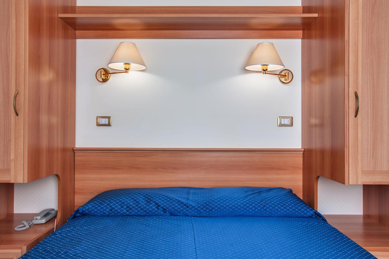 Hotel De La Ville Чезенатико Экстерьер фото
