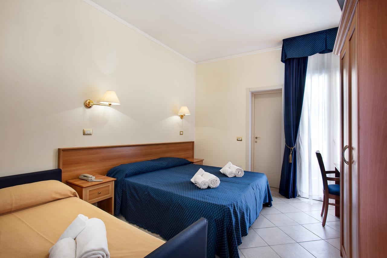 Hotel De La Ville Чезенатико Экстерьер фото